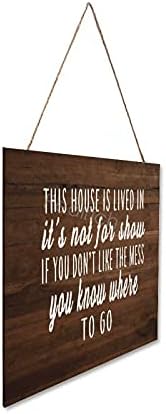 Pendurado placar de madeira com citação Esta casa é vivida em It é para mostrar se você não gosta da
