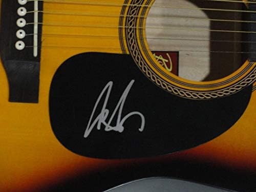 Art Alexakis assinou a prova acústica do violão de tamanho Sunburst, prova Everclear