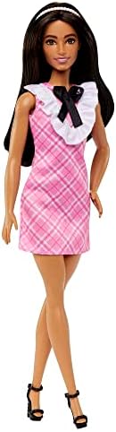 Boneca Barbie Fashionistas 209 com cabelos pretos vestindo um vestido xadrez rosa, bandana perolada